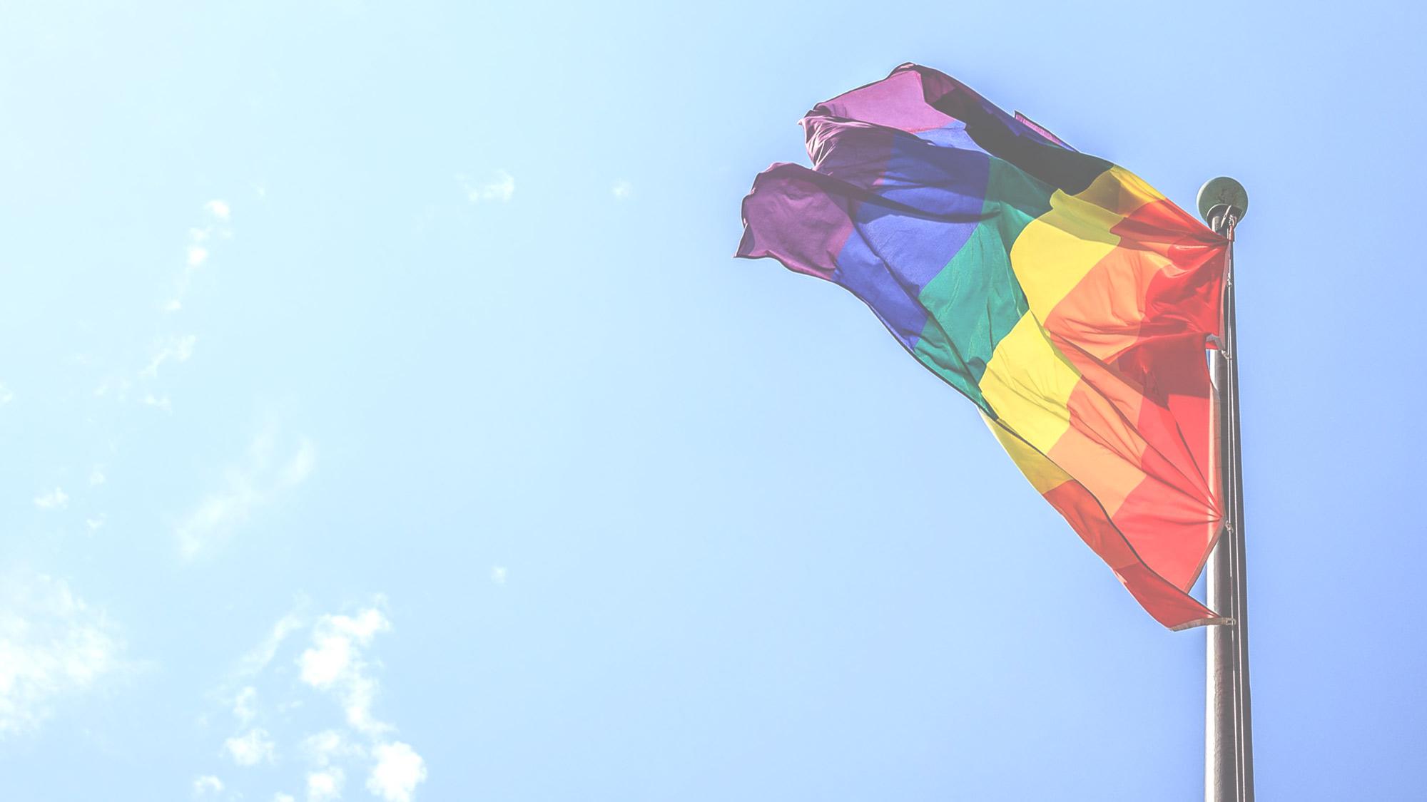 Pride-Flagge vor blauen Himmel