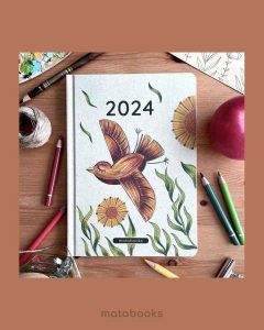 1004_S1_drawtober_ahoj_julinko_Julia_Winkler_matabooks_4_11zon Nachhaltig und vegan produzierter Kalender/Jahresplaner/Terminplaner handbemalt, A5 aus Graspapier und Süßgraspapier von matabooks mit Froschtasche, Lesezeichen, Gummiband und Jahresübersicht.