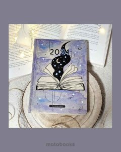 1010_S1_drawtober_mareens_zeilenwelt_Mareen_Krueger_matabooks_10_11zon Nachhaltig und vegan produzierter Kalender/Jahresplaner/Terminplaner handbemalt, A5 aus Graspapier und Süßgraspapier von matabooks mit Froschtasche, Lesezeichen, Gummiband und Jahresübersicht.