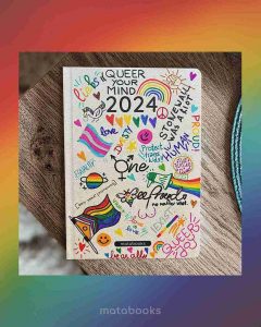 1011_S1_drawtober_BeeProud_matabooks_11_11zon Nachhaltig und vegan produzierter Kalender/Jahresplaner/Terminplaner handbemalt, A5 aus Graspapier und Süßgraspapier von matabooks mit Froschtasche, Lesezeichen, Gummiband und Jahresübersicht.