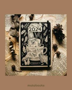 1012_S1_drawtober_label.herzflimmern_Nadine_matabooks_12_11zon Nachhaltig und vegan produzierter Kalender/Jahresplaner/Terminplaner handbemalt, A5 aus Graspapier und Süßgraspapier von matabooks mit Froschtasche, Lesezeichen, Gummiband und Jahresübersicht.