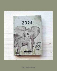 1013_S1_drawtober_fraeulein_kreativa_Susann_Folske_matabooks_13_11zon Nachhaltig und vegan produzierter Kalender/Jahresplaner/Terminplaner handbemalt, A5 aus Graspapier und Süßgraspapier von matabooks mit Froschtasche, Lesezeichen, Gummiband und Jahresübersicht.