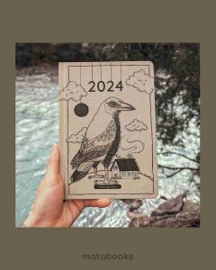 1016_S1_drawtober_vanessaelisabeth.s_Vanessa_Schleicher_matabooks_16_11zon Nachhaltig und vegan produzierter Kalender/Jahresplaner/Terminplaner handbemalt, A5 aus Graspapier und Süßgraspapier von matabooks mit Froschtasche, Lesezeichen, Gummiband und Jahresübersicht.