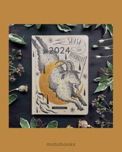 1017_S1_drawtober_thefeministgoat_Elisabeth_matabooks_17_11zon Nachhaltig und vegan produzierter Kalender/Jahresplaner/Terminplaner handbemalt, A5 aus Graspapier und Süßgraspapier von matabooks mit Froschtasche, Lesezeichen, Gummiband und Jahresübersicht.