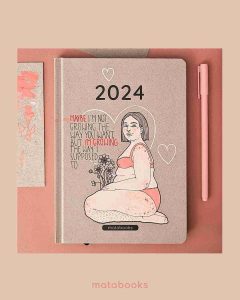 1018_S1_drawtober_cndrll_design_Cindy_Fuchs_matabooks_18_11zon Nachhaltig und vegan produzierter Kalender/Jahresplaner/Terminplaner handbemalt, A5 aus Graspapier und Süßgraspapier von matabooks mit Froschtasche, Lesezeichen, Gummiband und Jahresübersicht.