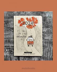 1022_S1_drawtober_frl.farbklecks_Kristin_Krinner_matabooks_22_11zon Nachhaltig und vegan produzierter Kalender/Jahresplaner/Terminplaner handbemalt, A5 aus Graspapier und Süßgraspapier von matabooks mit Froschtasche, Lesezeichen, Gummiband und Jahresübersicht.