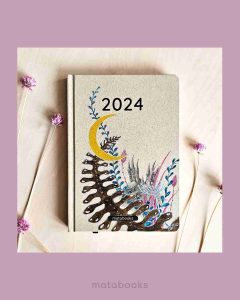 1024_S1_drawtober_vendula_boehme_Vendula_Kratochvilova_matabooks_24_11zon Nachhaltig und vegan produzierter Kalender/Jahresplaner/Terminplaner handbemalt, A5 aus Graspapier und Süßgraspapier von matabooks mit Froschtasche, Lesezeichen, Gummiband und Jahresübersicht.
