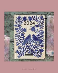 1025_S1_drawtober_maria_over_Maria_Over_matabooks_25_11zon Nachhaltig und vegan produzierter Kalender/Jahresplaner/Terminplaner handbemalt, A5 aus Graspapier und Süßgraspapier von matabooks mit Froschtasche, Lesezeichen, Gummiband und Jahresübersicht.