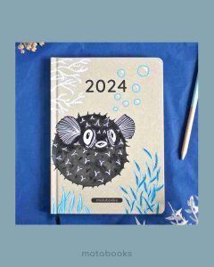 1027_S1_drawtober__katjarub__Katja_Rub_matabooks_27_11zon Nachhaltig und vegan produzierter Kalender/Jahresplaner/Terminplaner handbemalt, A5 aus Graspapier und Süßgraspapier von matabooks mit Froschtasche, Lesezeichen, Gummiband und Jahresübersicht.