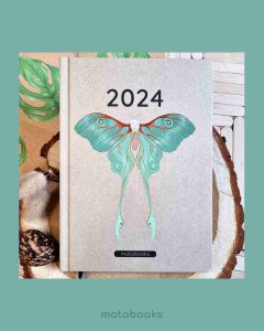 1028_S1_drawtober_impuls_artwork_Mel_matabooks_28_11zon Nachhaltig und vegan produzierter Kalender/Jahresplaner/Terminplaner handbemalt, A5 aus Graspapier und Süßgraspapier von matabooks mit Froschtasche, Lesezeichen, Gummiband und Jahresübersicht.